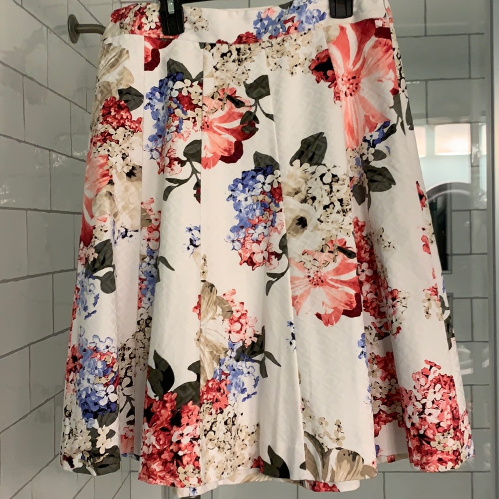 Lovely floral White House Black Market Skirt